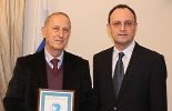 Uručenје diplome za značajan doprinos popularizaciji ruskog jezika u Crnoj Gori profesoru Vladu Ašaninu Uručenје diplome za značajan doprinos popularizaciji ruskog jezika u Crnoj Gori profesoru Vladu Ašaninu
