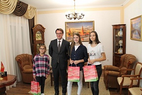 Crnogorskim đacima dodjeljeni nagrade za odlično znanje ruskog jezika Crnogorskim đacima dodjeljeni nagrade za odlično znanje ruskog jezika