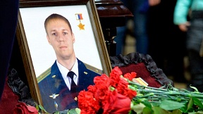 Heroji ne umiru, oni žive večno: Ruska vojska se oprostila od pilota SU-25 Romana Filipova